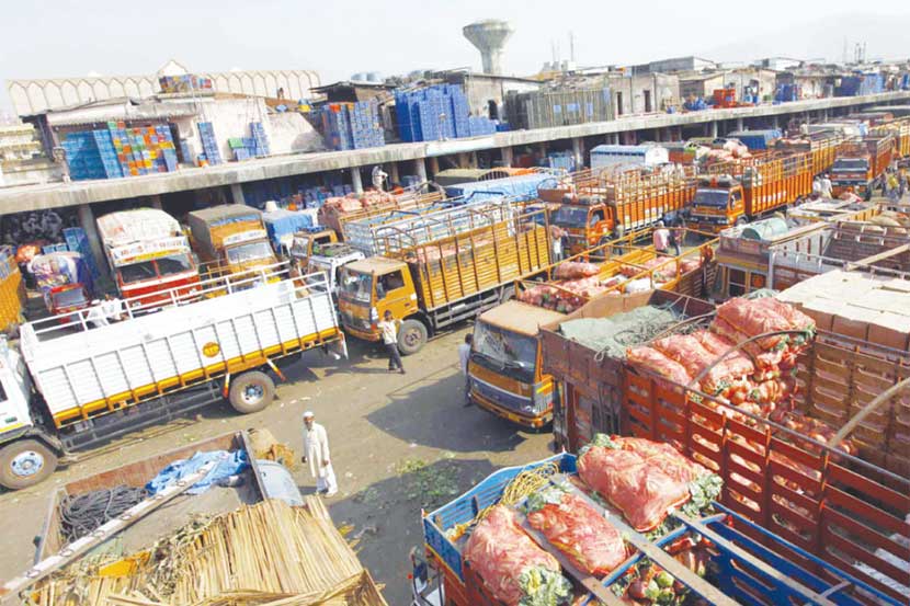 प्रचंड मोठय़ा उलाढाली होणाऱ्या वाशी बाजाराच्या सुरक्षेची धुरा केवळ सुरक्षारक्षकांवर सोपवण्यात आली आहे. प्रचंड मोठय़ा उलाढाली होणाऱ्या वाशी बाजाराच्या सुरक्षेची धुरा केवळ सुरक्षारक्षकांवर सोपवण्यात आली आहे.