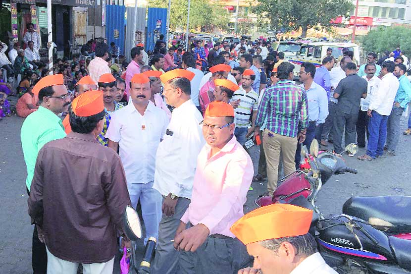 शिवसेना कार्यालयात मुलाखतीसाठी इच्छुकांनी समर्थकांसह गर्दी केली.