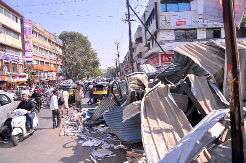 महात्मा गांधी रस्त्यावर अतिक्रमित दुकान जमीनदोस्त झाल्यानंतर अस्ताव्यस्त पडलेले साहित्य.
