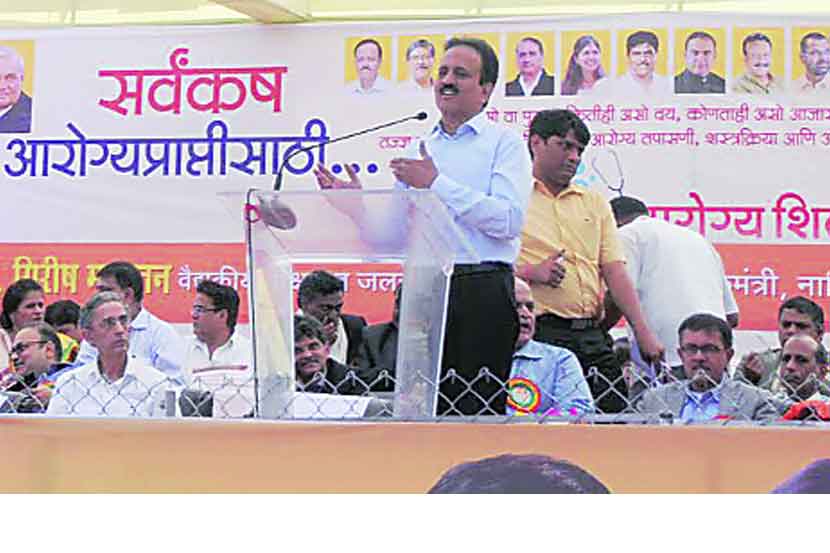 नाशिक येथे रविवारी आयोजित महाआरोग्य शिबिराच्या उद्घाटनप्रसंगी व्यासपीठावर वैद्यकीय शिक्षणमंत्री गिरीश महाजन यांच्यासह भाजपच्या लोकप्रतिनिधींचे वर्चस्व दिसून आले.