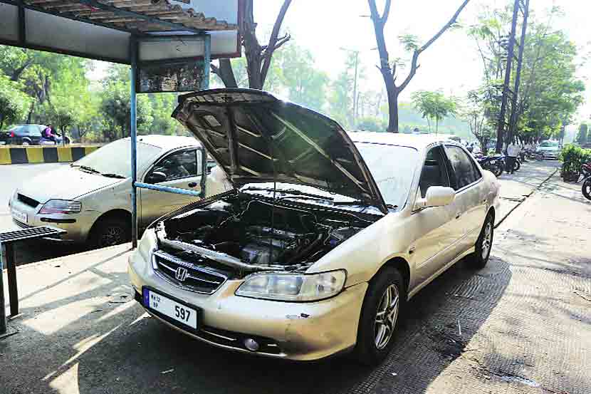  घणसोली आणि कोपखैरणेत पदपथांवर, तसेच बस थांब्यांसमोरही वाहने पार्क केली जात आहेत.