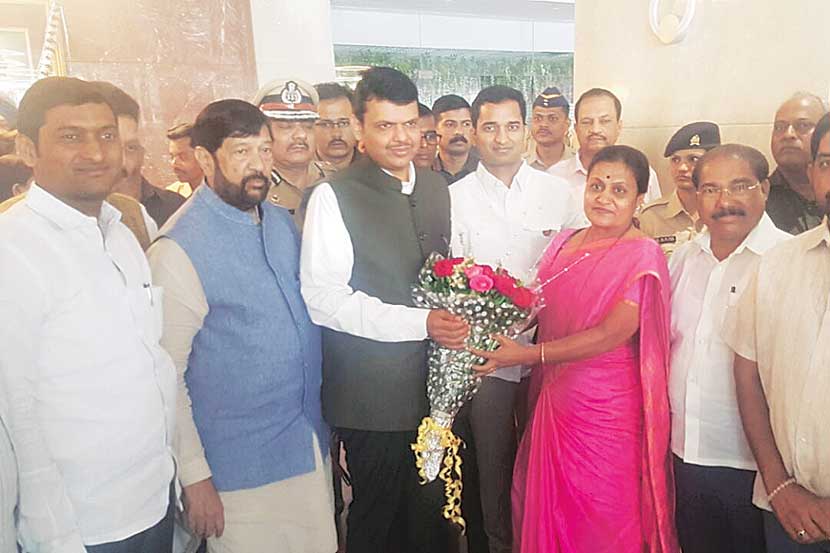 प्रभाग रचनेची प्रक्रिया सुरू झाल्यानंतर काँग्रेसच्या नगरसेविका सुनीता गलांडे यांनी मुख्यमंत्र्यांच्या उपस्थितीत भारतीय जनता पक्षात प्रवेश केला.