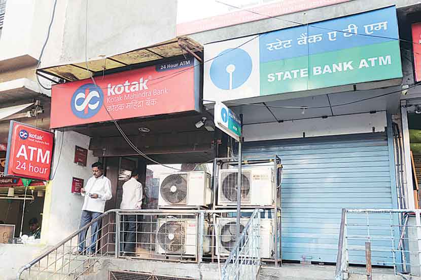 कोटक महिंद्रूा बँकेच्या एटीएम केंद्रातून नागरिकांना पैसे मिळत असताना स्टेट बँक ऑफ इंडियाच्या एटीएम केंद्राचे शटर कुलूपबंद होते. (सर्व छायाचित्रे : तन्मय ठोंबरे).