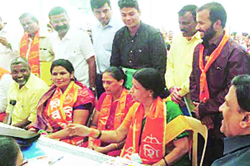  शिवसेनेच्या इच्छुक उमेदवारांच्या मुलाखतीचा कार्यक्रम नुकताच झाला. मुलाखतींना इच्छुकांकडून मोठा प्रतिसाद मिळाला आणि सातशेहून अधिक इच्छुकांनी मुलाखती दिल्या. 