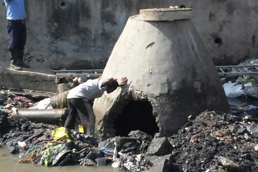पुणे: अंबिल ओढ्याजवळील याच चेंबरमध्ये गणेश चांदणे याचा पडून मृत्यू झाला होता. 