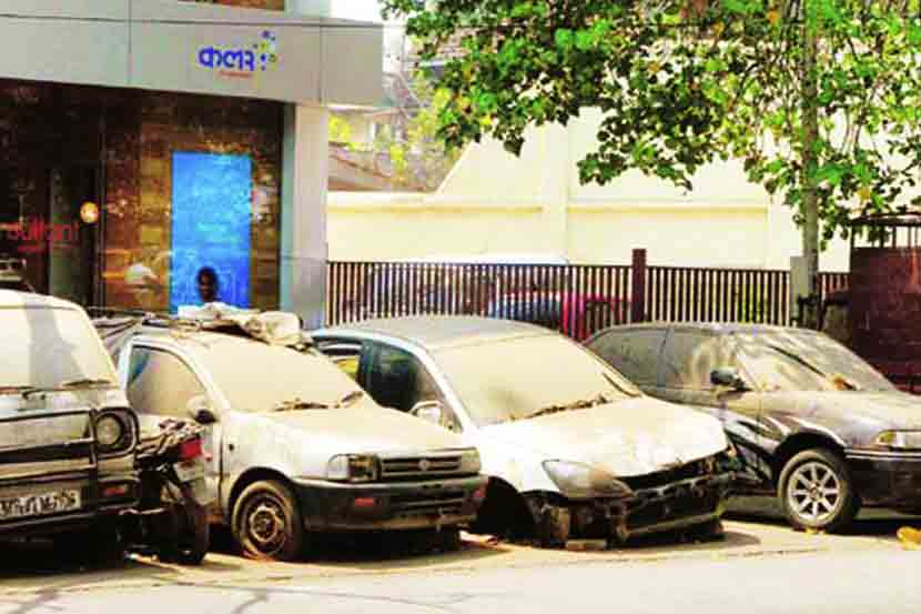 रस्त्यांवरील बेवारस वाहने भंगारात रस्त्यांवरील बेवारस वाहने भंगारात