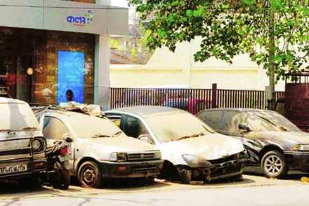 रस्त्यांवरील बेवारस वाहने भंगारात