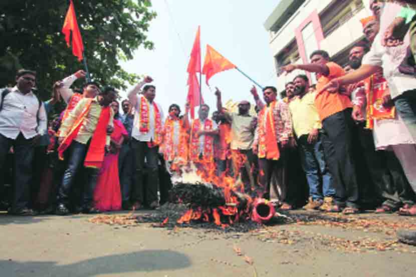 कोल्हापूर महापालिकेच्या भ्रष्ट, निष्क्रिय कारभारामुळे शहरातील रस्ते खराब झाल्याच्या निषेधार्थ  शिवसेनेच्या वतीने महापालिकेत प्रतीकात्मक पुतळय़ाचे दहन करण्यात आले. (छाया- राज मकानदार) कोल्हापूर महापालिकेच्या भ्रष्ट, निष्क्रिय कारभारामुळे शहरातील रस्ते खराब झाल्याच्या निषेधार्थ  शिवसेनेच्या वतीने महापालिकेत प्रतीकात्मक पुतळय़ाचे दहन करण्यात आले. (छाया- राज मकानदार) 
