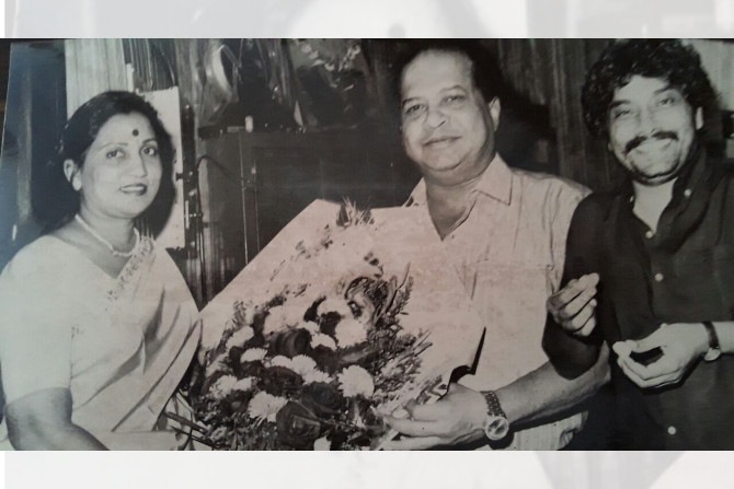 हे छायाचित्र सुषमा शिरोमणीने हिंदीत निर्मिलेल्या 'प्यार का कर्ज' (१९९०) या चित्रपटाच्या गीत ध्वनिमुद्रण निमित्तानाचे आहे. हे छायाचित्र सुषमा शिरोमणीने हिंदीत निर्मिलेल्या 'प्यार का कर्ज' (१९९०) या चित्रपटाच्या गीत ध्वनिमुद्रण निमित्तानाचे आहे.