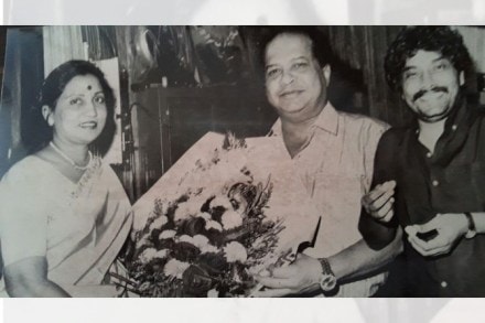 हे छायाचित्र सुषमा शिरोमणीने हिंदीत निर्मिलेल्या 'प्यार का कर्ज' (१९९०) या चित्रपटाच्या गीत ध्वनिमुद्रण निमित्तानाचे आहे. 
