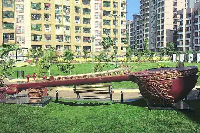 मीरा रोड येथील संगीत उद्यानात विविध वाद्यांच्या प्रतिकृती तयार करण्यात आल्या आहेत.