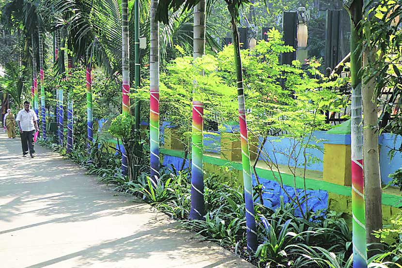 कचराळी तलाव परिसतील झाडांच्या खोडांना रंग लावण्यात आलेला आहे. कचराळी तलाव परिसतील झाडांच्या खोडांना रंग लावण्यात आलेला आहे.