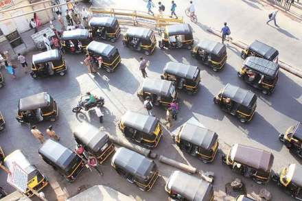 गावदेवी परिसरात सकाळी आणि संध्याकाळी वाहतूककोंडी होते.