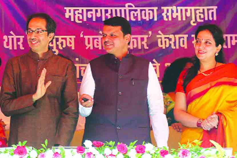  समाजसुधारक प्रबोधनकार ठाकरे यांच्या तैलचित्राचे अनावरण सोमवारी मुंबई महापालिका सभागृहात करण्यात आले. मुख्यमंत्री देवेंद्र फडणवीस, शिवसेनेचे पक्षप्रमुख उद्धव ठाकरे, रश्मी ठाकरे आदी यावेळी उपस्थित होते.