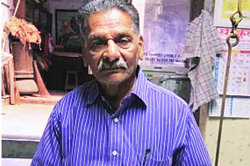 वसंत प्रसादे सलग दोनदा महापालिकेवर निवडून गेले होते. राजकीय आणि सामाजिक क्षेत्रातील सक्रिय कार्यकर्ते अशी त्यांची ओळख आहे. 