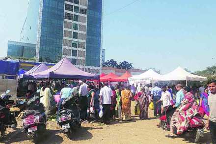 ताज्या भाज्यांवर ग्राहकांच्या उडय़ा ताज्या भाज्यांवर ग्राहकांच्या उडय़ा