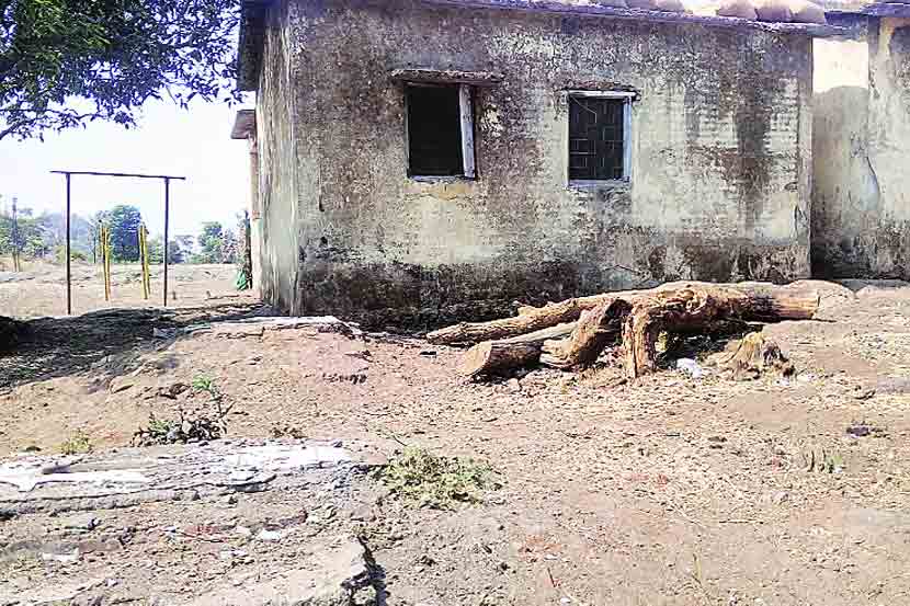 कुपोषणग्रस्त गावाचा आता शाळेसाठी लढा