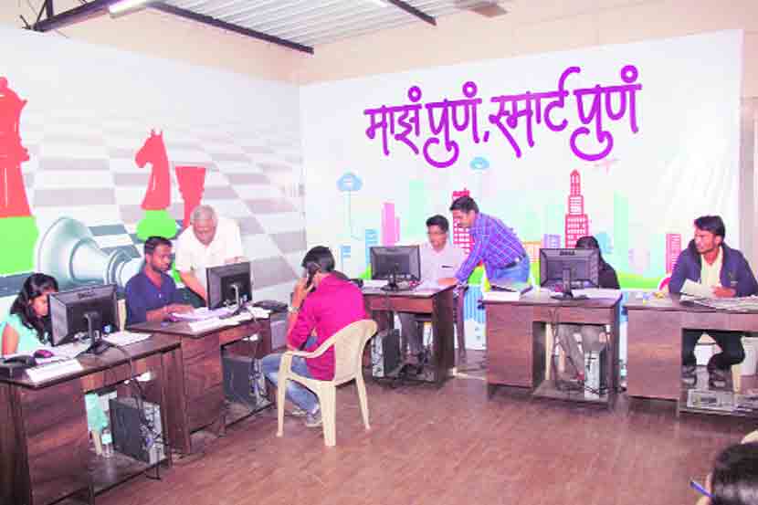 प्रचाराची भिस्त असलेल्या ‘वॉर रूम’मध्ये विविध प्रकारच्या कामांची दिवसभर अशी धामधूम असते.