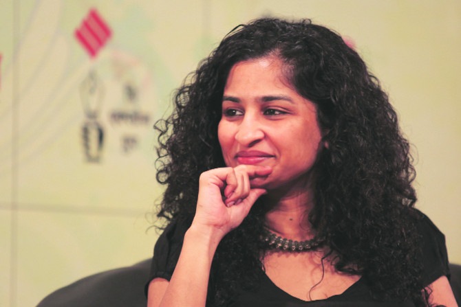 ‘इंग्लिश विंग्लिश’ आणि ‘डिअर जिंदगी’ या अवघ्या दोन सिनेमांमधून प्रेक्षकांचं लक्ष वेधून घेणाऱ्या आणि समीक्षकांची वाहवा मिळवणाऱ्या दिग्दर्शक गौरी शिंदेच्या वाटचालीवर एक नजर