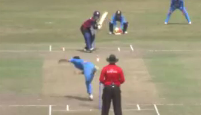 VIDEO: मानसी जोशीचा भन्नाट स्विंग, थायलंडची फलंदाज क्लीनबोल्ड VIDEO: मानसी जोशीचा भन्नाट स्विंग, थायलंडची फलंदाज क्लीनबोल्ड