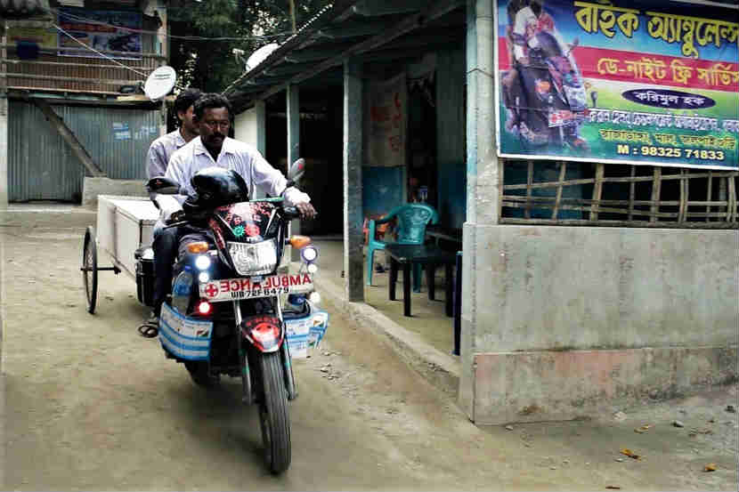 गेल्या वीस वर्षांपासून एकटेच ती रुग्णवाहिकेची सेवा देत आहे. 