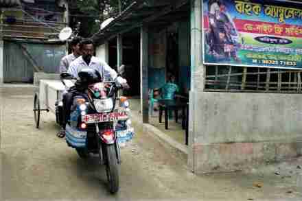 गेल्या वीस वर्षांपासून एकटेच ती रुग्णवाहिकेची सेवा देत आहे. 