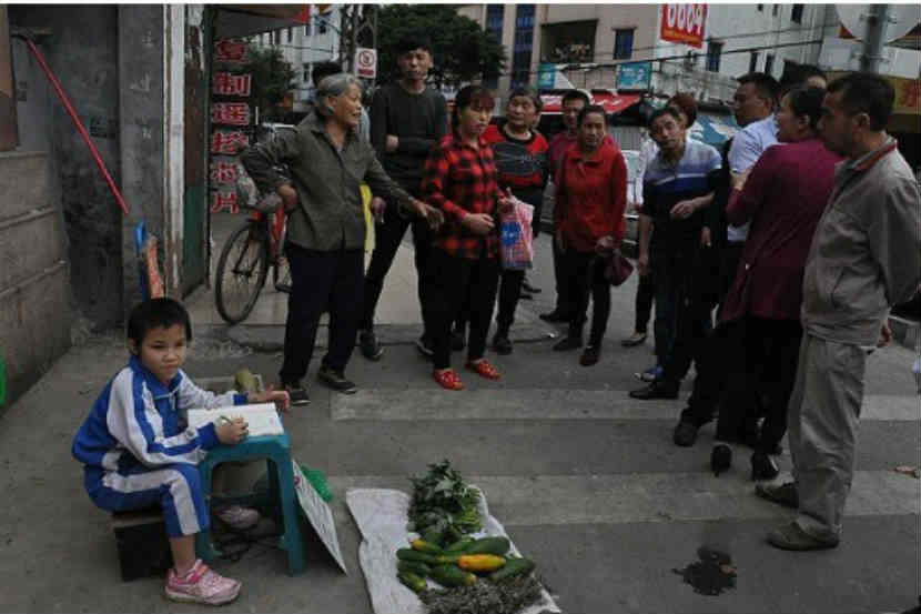 माओचे आई वडिल ती एक महिन्यांची असताना तिला शेजारांच्या दारात सोडून पळून गेले (छाया सौजन्य : डेली मेल)