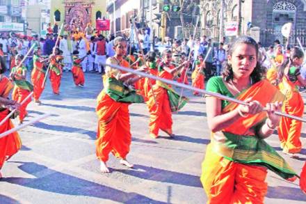  शिवजयंती महोत्सव समितीतर्फे आयोजित शिवजन्मोत्सव स्वराज्यरथ सोहळ्यात महाराणी ताराराणी शौर्य पथकातील रणरागिणींनी मर्दानी खेळाची प्रात्यक्षिके रविवारी सादर केली.