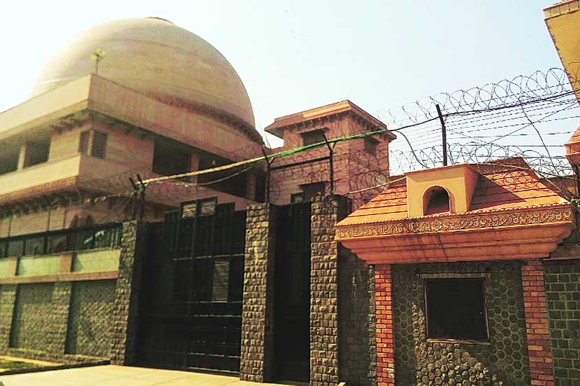 बादलपूरमधील मायावतींचे घर. फार्म हाऊ स हा शब्ददेखील तोकडा पडेल एवढे भव्य आहे ते! 