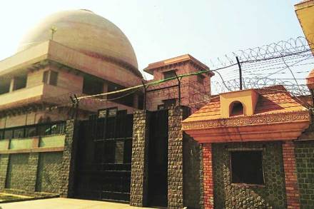 बादलपूरमधील मायावतींचे घर. फार्म हाऊ स हा शब्ददेखील तोकडा पडेल एवढे भव्य आहे ते! 
