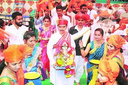 पारंपरिक दिनाच्या निमित्ताने स्वातंत्र्यवीरांना मानवंदना पारंपरिक दिनाच्या निमित्ताने स्वातंत्र्यवीरांना मानवंदना