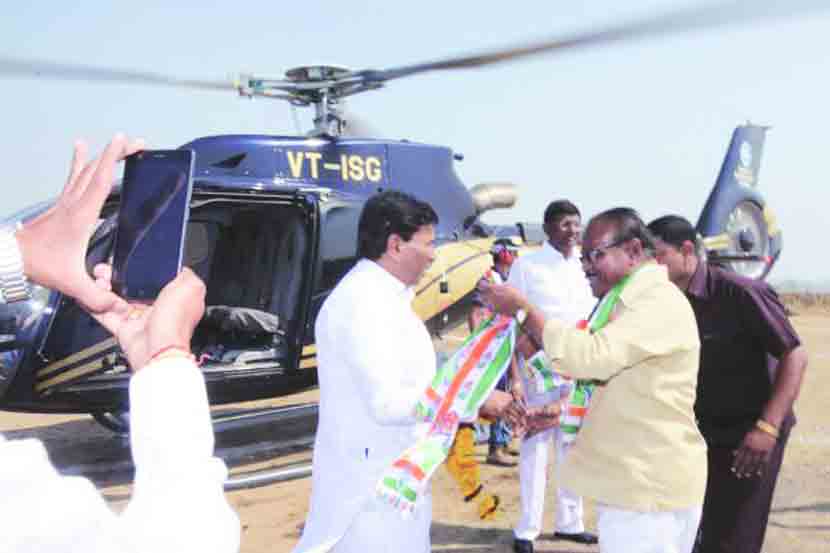 जिल्हा परिषद आणि पंचायत समिती निवडणुकीसाठी काँग्रेसचे प्रमुख प्रचारक असलेल्या आमदार बसवराज पाटील मुरुमकर यांनी सभेसाठी हेलिकॉप्टरचा वापर केला. 