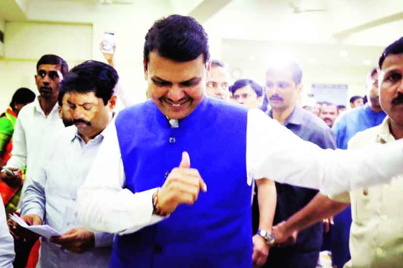 पायाला भिंगरी लावल्यागत केलेले प्रचारदौरे, जाहीर सभा, प्रतिस्पर्धी पक्षांवर, नेत्यांवर केलेले शाब्दिक हल्ले, त्यांच्याकडून होणाऱ्या आरोपांना तशाच भाषेत उत्तरे असा सगळा गलबला मुख्यमंत्री देवेंद्र फडणवीस यांच्याभोवती गेले कित्येक दिवस होता तो निवडणुकांच्या निमित्ताने. गुरुवारी निवडणुकांचा निकाल लागला.. महापालिकांमध्ये भाजपला घवघवीत यश मिळालेच, शिवाय ग्रामीण भागातही पक्षाने मुसंडी मारली. मुख्य म्हणजे मुंबईत पक्षाच्या पारडय़ात मतदारांनी भरभरून दान टाकले. त्यामुळे देवेंद्र फडणवीस यांच्या मुद्रेवर गुरुवारी संध्याकाळी असे प्रसन्न हास्य झळकत होते.. 