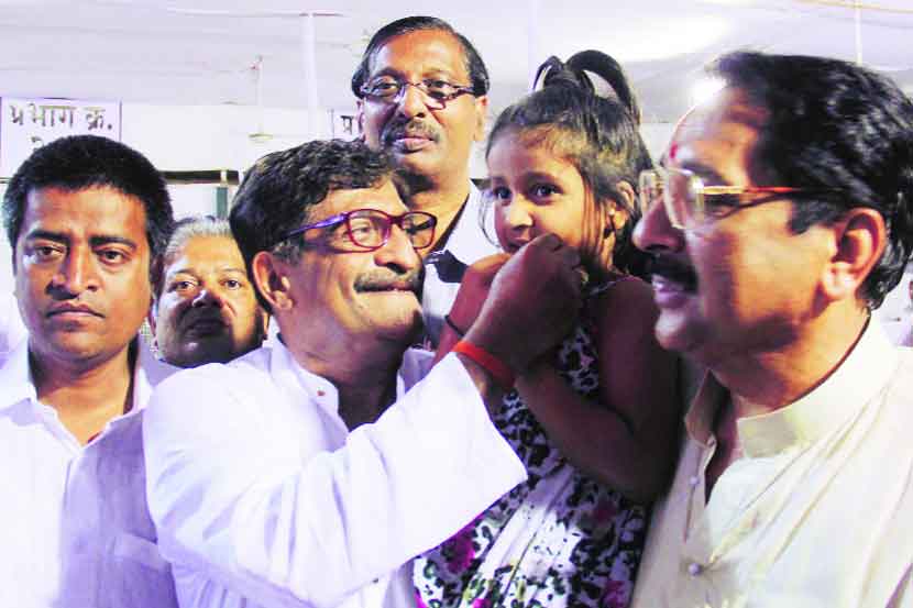 मुंबई महापालिका निवडणुकीत शिवसेना उमेदवार सुरेंद्र बागलकर यांच्याविरोधात समसमान मते मिळाल्यानंतर चिठ्ठीद्वारे निकाल घोषीत करण्यात येऊन त्यात भाजपच्या अतुल शहा यांना विजयी करण्यात आले. ज्या मुलीने चिठ्ठी काढली तीला शहा यांनी आनंदाने उचलले.