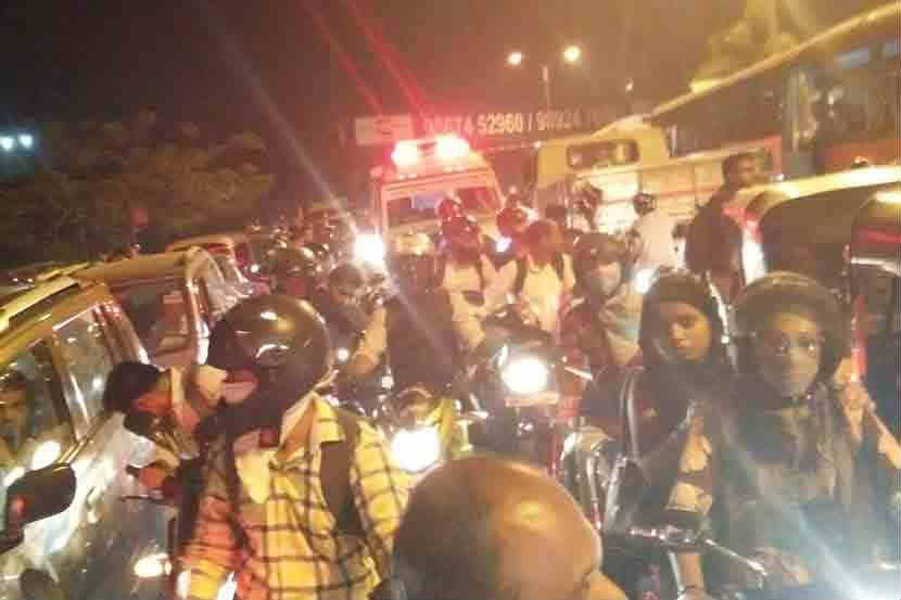 वाहतूक कोंडीत रुग्णवाहिकांची घुसमट