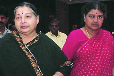 जयललिता यांचे ज्या प्रचंड जनसमुदायावर अधिराज्य होते, त्याच प्रचंड जनसमुदायाच्या मौनामध्ये शशिकला आणि मंडळींबद्दलचा द्वेषही दडलेला होता. जयललिता यांचे ज्या प्रचंड जनसमुदायावर अधिराज्य होते, त्याच प्रचंड जनसमुदायाच्या मौनामध्ये शशिकला आणि मंडळींबद्दलचा द्वेषही दडलेला होता.