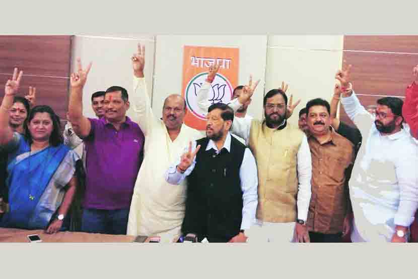 पिंपरी पालिकेत घवघवीत यश मिळवल्यानंतर भाजप कार्यकर्त्यांनी पालकमंत्री गिरीश बापट यांच्यासमवेत आनंदोत्सव साजरा केला.