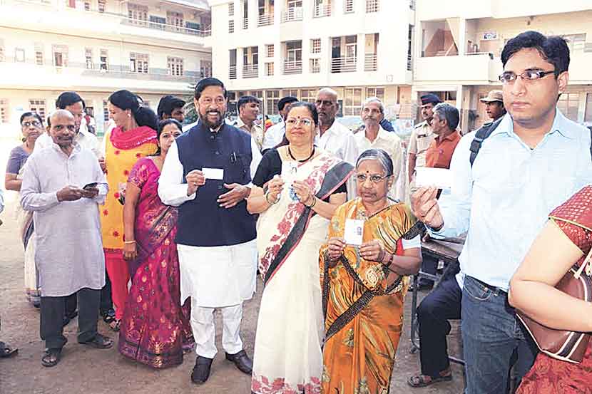 पालकमंत्री गिरीश बापट यांनी अहिल्यादेवी प्रशालेत मतदान केले.