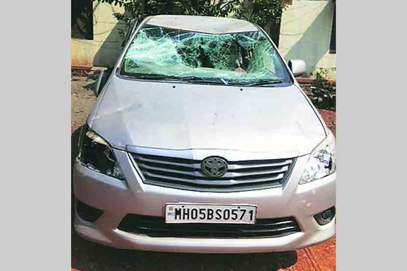 भाजप आणि शेकाप कार्यकर्त्यांच्या हाणामारीत वाहनाची मोडतोड करण्यात आली. 