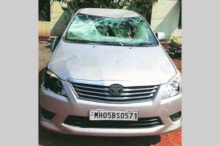 भाजप आणि शेकाप कार्यकर्त्यांच्या हाणामारीत वाहनाची मोडतोड करण्यात आली. 