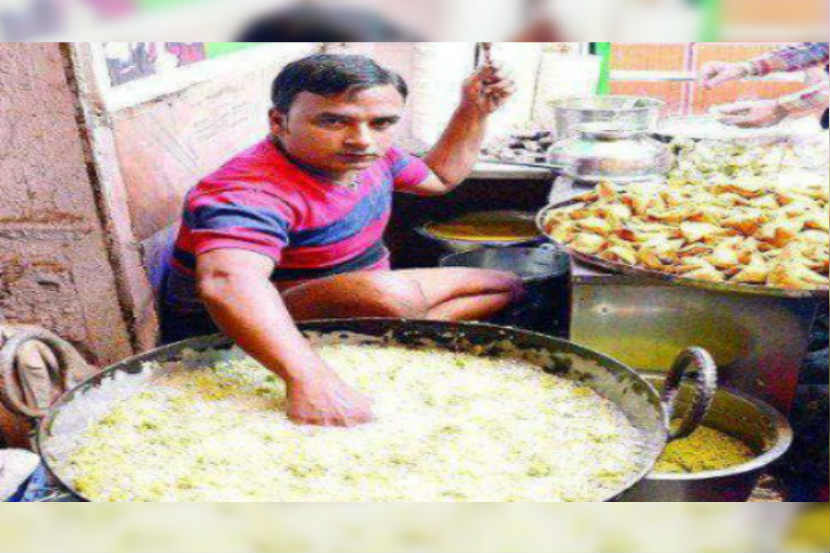 आनंद जैन हे उकळत्या तेलात हाताने भजी तळतात ( छाया सौजन्य : पत्रिका )