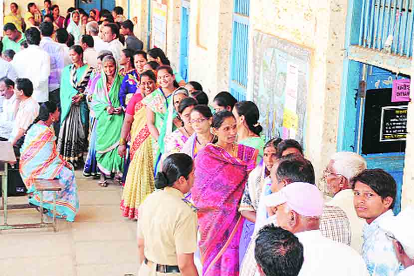 बहुतांशी मतदारसंघात अशा रांगा दिसून येत होत्या (छाया- राज मकानदार) बहुतांशी मतदारसंघात अशा रांगा दिसून येत होत्या (छाया- राज मकानदार)