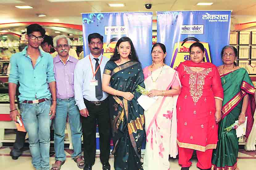 ‘सॉफ्ट कॉर्नर’ प्रस्तुत लोकसत्ता ठाणे शॉपिंग फेस्टिव्हलचा पारितोषिक वितरण सोहळा वामन हरी पेठे सन्स येथे गुरुवारी पार पडला. अभिनेत्री अनिता दाते-केळकर, वामन हरी पेठे सन्स ठाणे विभागाचे व्यवस्थापक लुईस डिसूझा तसेच यू आर फिटनेस्टच्या डॉ. पूनम प्रधान आणि प्रसाद प्रधान यांच्या हस्ते भाग्यवान विजेत्यांना पारितोषिके वितरित करण्यात आली. यावेळी बोलताना अनिता दाते-केळकर यांनी ‘लोकसत्ता’च्या उपक्रमाचे कौतुक करतानाच ‘लोकसत्ता’मुळे लाखो वाचकांच्या विचारांची जडणघडण होत असल्याचे गौरवोद्गार काढले.