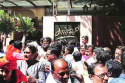 ‘मातोश्री’वर शिवसैनिकांची रीघ..