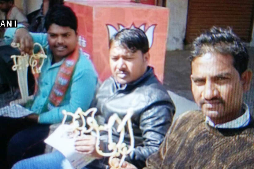 लखनऊतील एका मिठाईच्या दुकानमालकाने भाजपच्या प्रचारासाठी 'मोदी जिलेबी' बनवली आहे. (एएनआय)
