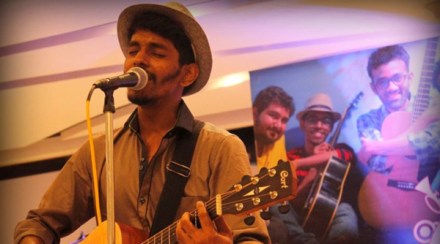 लोकलच्या प्रवासात आपली गिटार हातात घेऊन तो गाणी गायचा. 