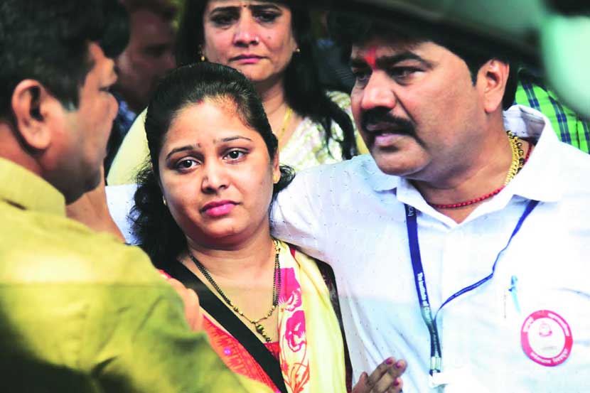 मनसेमधून भाजपमध्ये गेलेले आमदार प्रवीण दरेकर यांचे बंधू प्रकाश दरेकर यांना पराभवाचे तोंड पाहावे लागले.