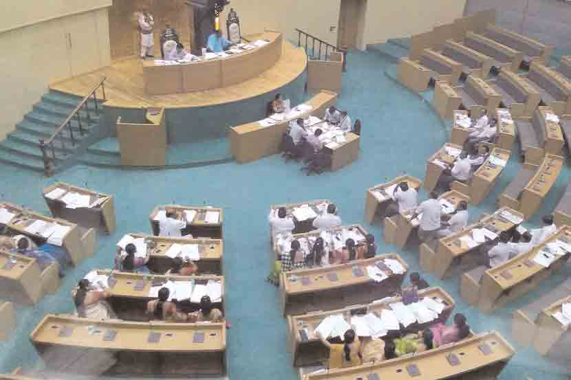 सभेत सायंकाळी ६च्या सुमारास १११पैकी केवळ ३५ नगरसेवक उपस्थित होते. सभेत सायंकाळी ६च्या सुमारास १११पैकी केवळ ३५ नगरसेवक उपस्थित होते.