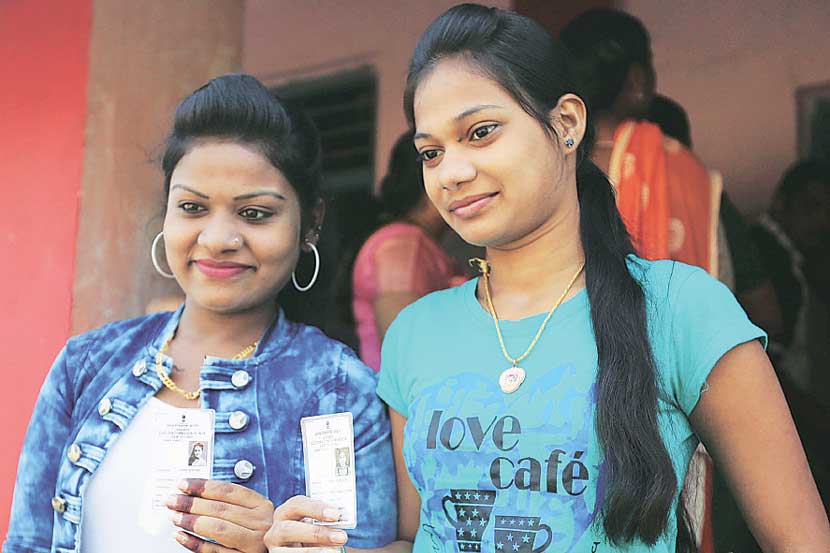 मतदान केंद्रांवर लागलेल्या लांबलचक रांगांत महिलांची संख्या लक्षणीय होती. पहिल्यांदाच मतदानाचा हक्क बजावणाऱ्यांमध्ये उत्साह आणि उत्सुकता होती. मतदान केंद्रांवर लागलेल्या लांबलचक रांगांत महिलांची संख्या लक्षणीय होती. पहिल्यांदाच मतदानाचा हक्क बजावणाऱ्यांमध्ये उत्साह आणि उत्सुकता होती.