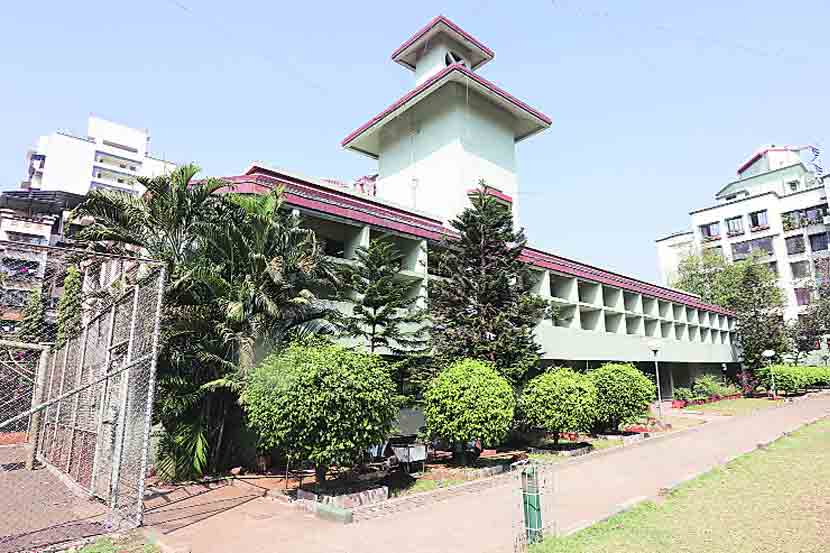 कुटुंबसंकुल : लष्करी शिस्तीतही मार्दव कुटुंबसंकुल : लष्करी शिस्तीतही मार्दव